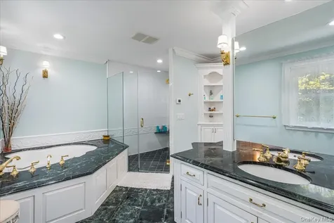 4 High Court Bayville NY 11709