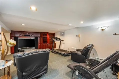 4 High Court Bayville NY 11709