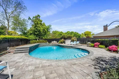 4 High Court Bayville NY 11709