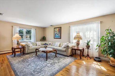 4 High Court Bayville NY 11709