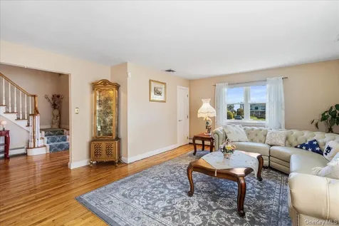 4 High Court Bayville NY 11709