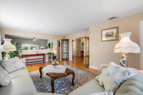 4 High Court Bayville NY 11709