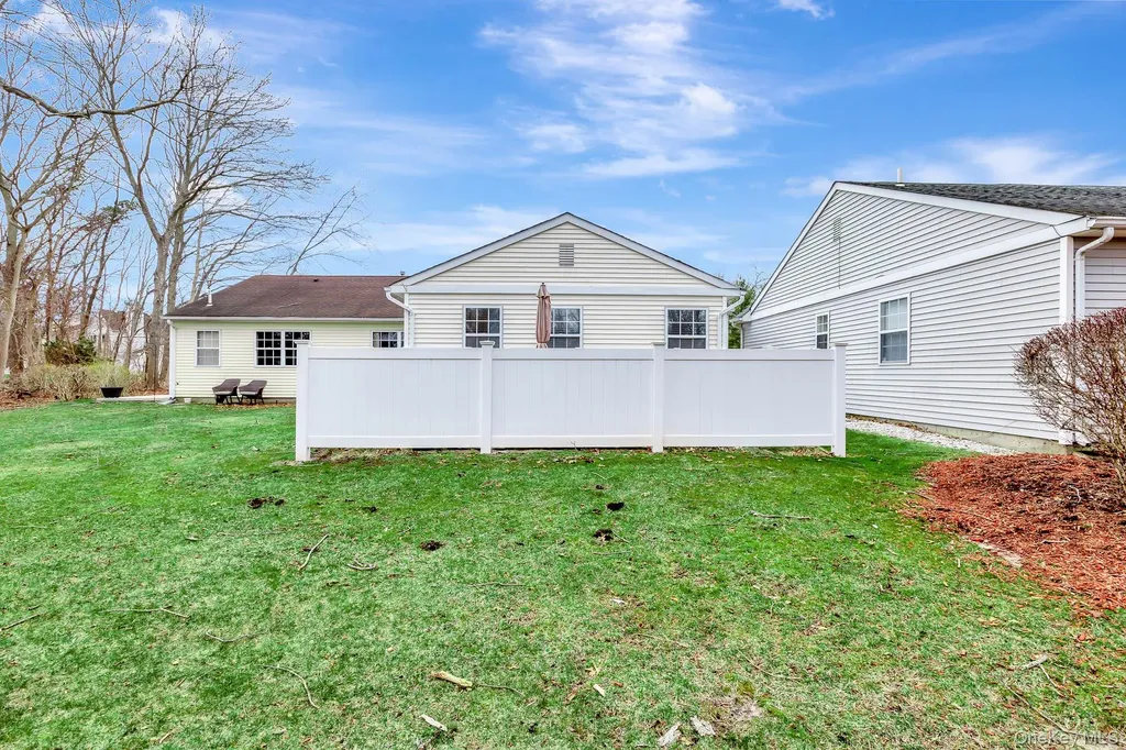 7 Possum Path Coram NY 11727