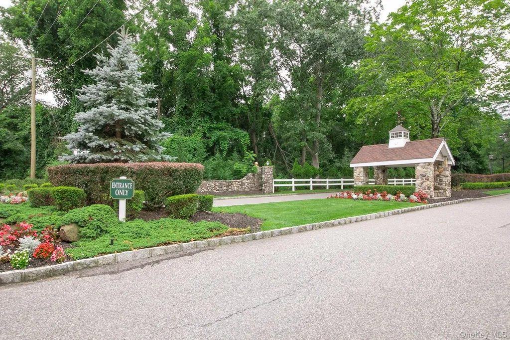 7 Possum Path Coram NY 11727