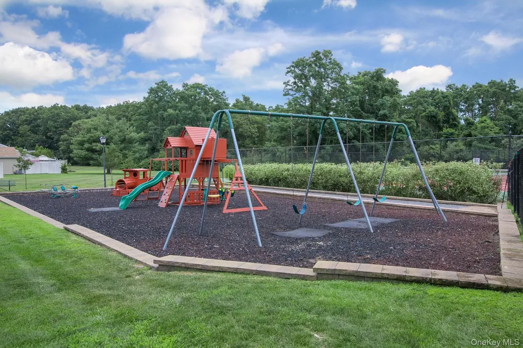 7 Possum Path Coram NY 11727