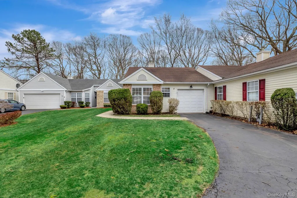 7 Possum Path Coram NY 11727