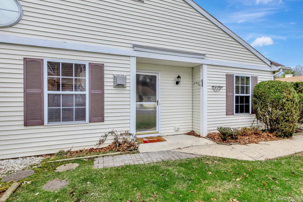 7 Possum Path Coram NY 11727