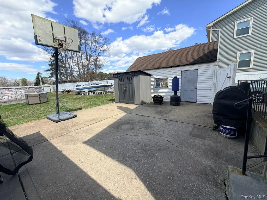 506 48th Street Lindenhurst NY 11757