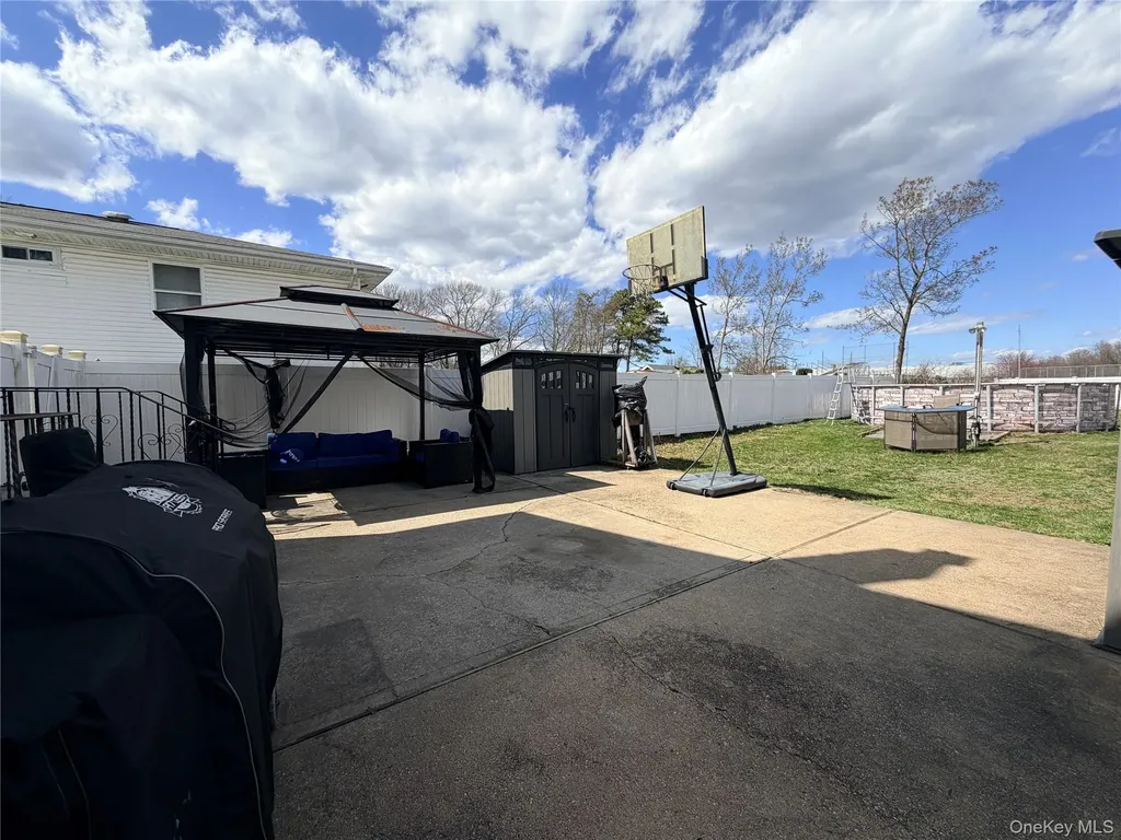 506 48th Street Lindenhurst NY 11757