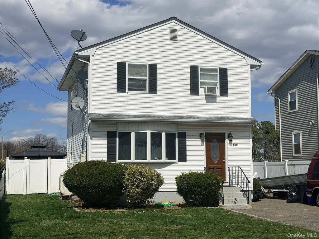 506 48th Street Lindenhurst NY 11757