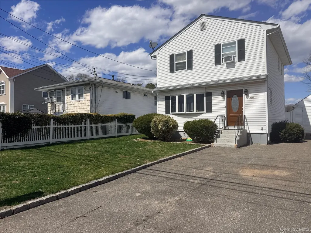 506 48th Street Lindenhurst NY 11757