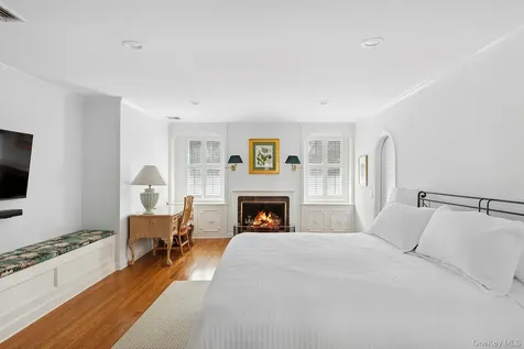61 Factory Pond Road Locust Valley NY 11560