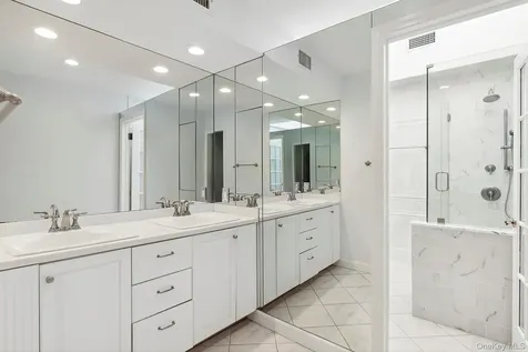 61 Factory Pond Road Locust Valley NY 11560