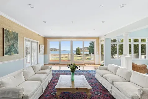 61 Factory Pond Road Locust Valley NY 11560