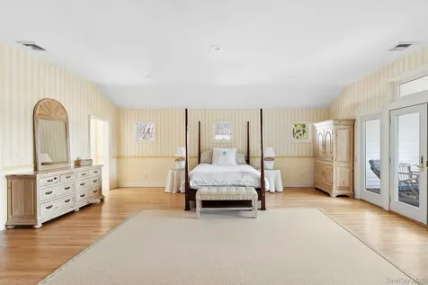 61 Factory Pond Road Locust Valley NY 11560