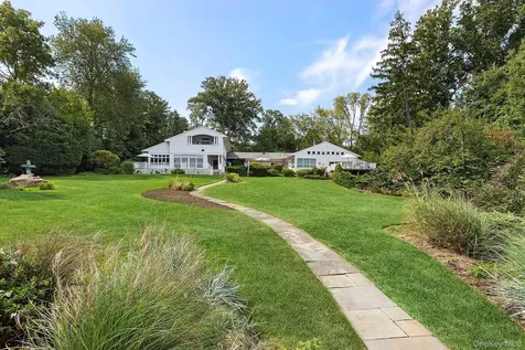 61 Factory Pond Road Locust Valley NY 11560