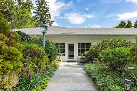 61 Factory Pond Road Locust Valley NY 11560