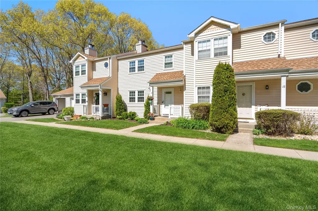 19 Paine Commons Yaphank NY 11980
