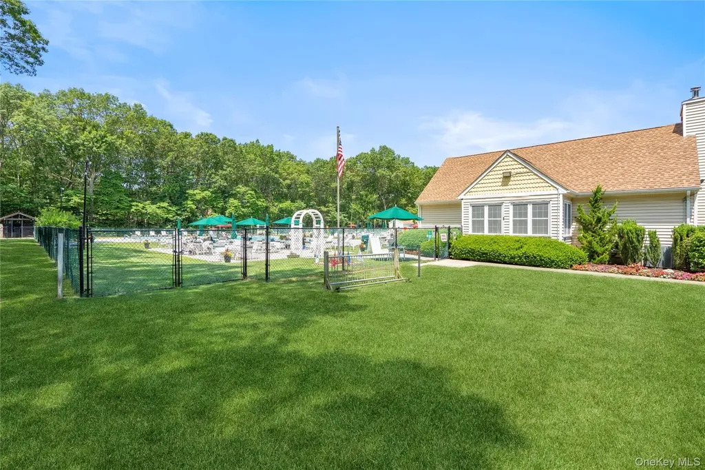 19 Paine Commons Yaphank NY 11980