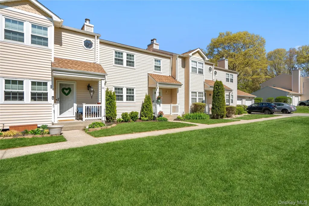 19 Paine Commons Yaphank NY 11980
