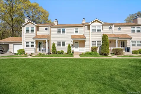19 Paine Commons Yaphank NY 11980