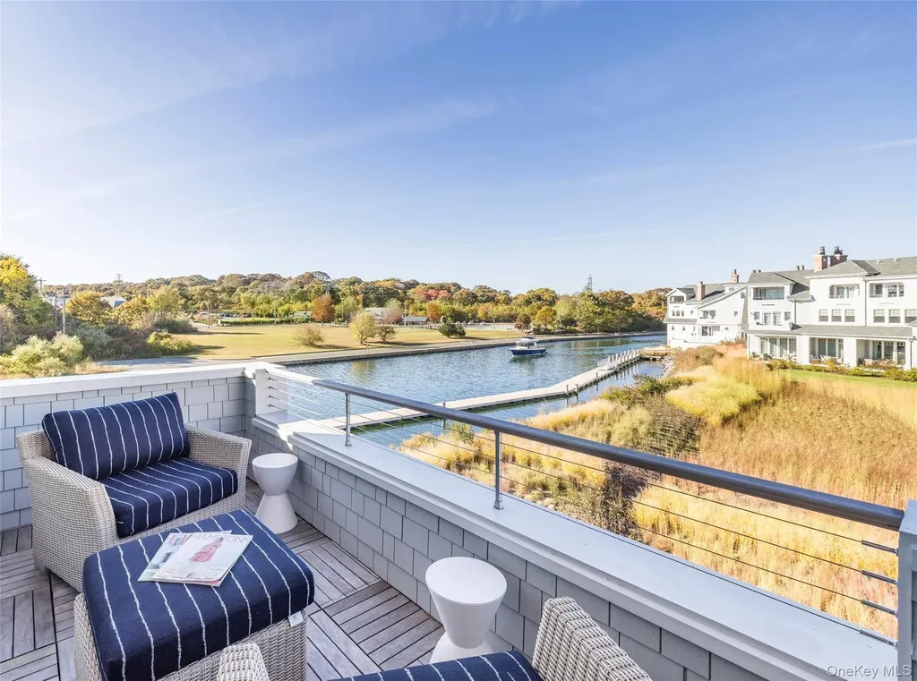 7 Old Boathouse Lane S Hampton Bays NY 11946