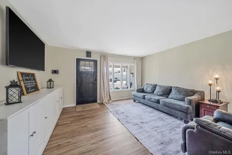 81 Dollard Drive North Babylon NY 11703