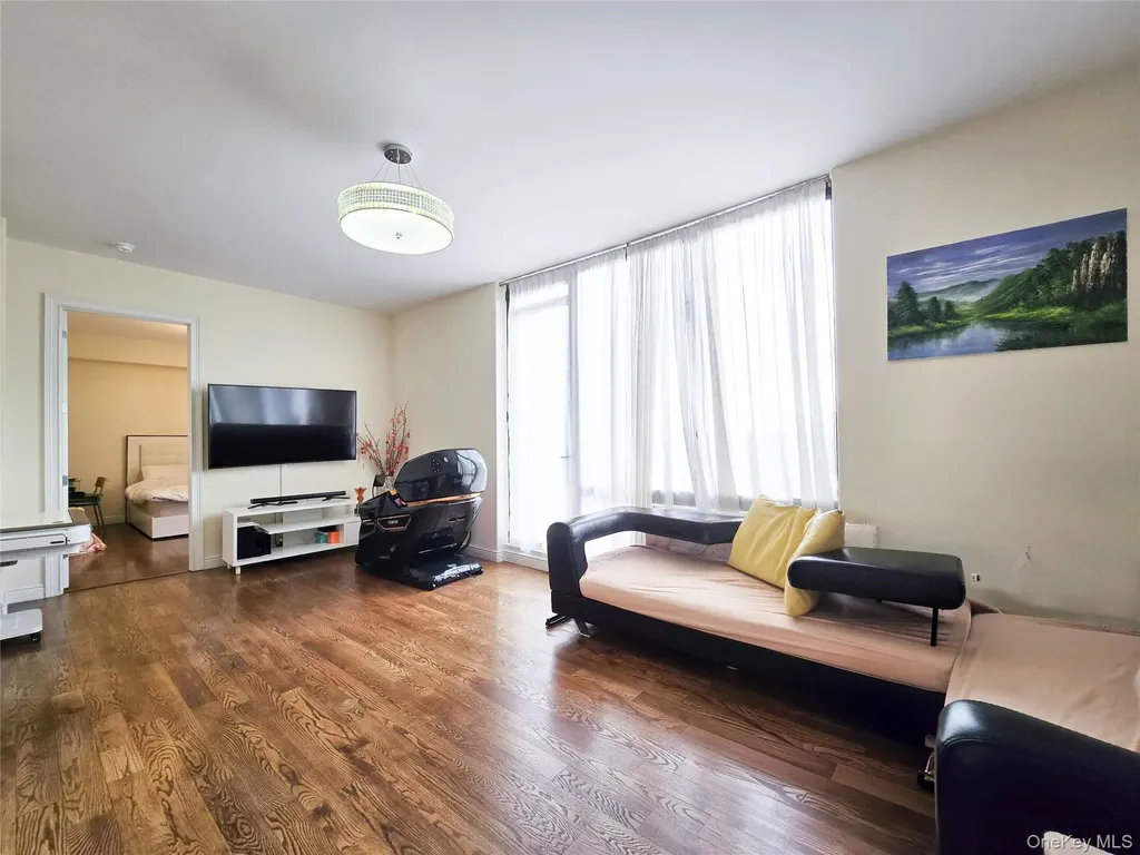 63-36 99 Sreet Rego Park NY 11374