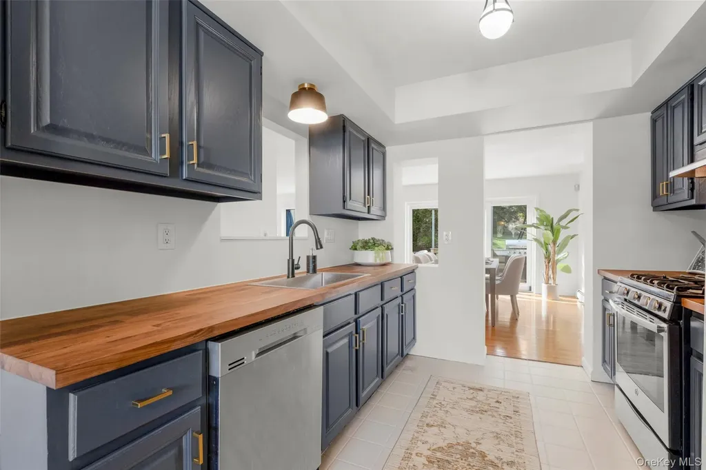 16 Tulip Tree Lane Mamaroneck NY 10543