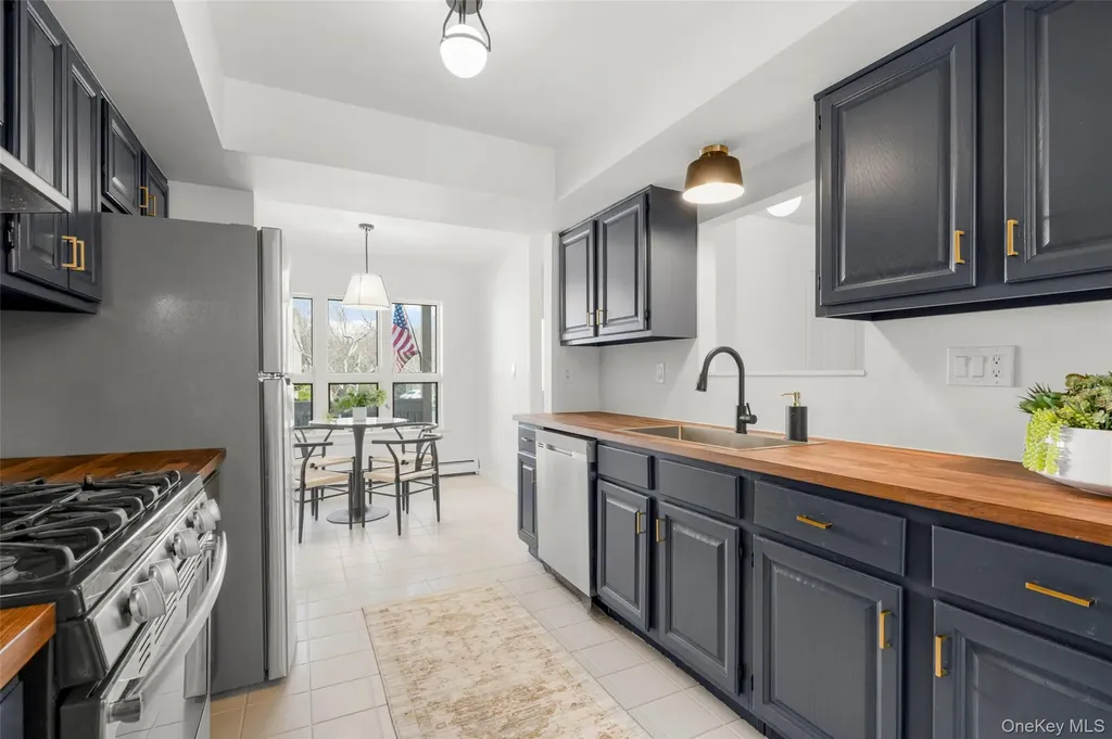 16 Tulip Tree Lane Mamaroneck NY 10543