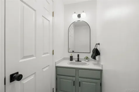 16 Tulip Tree Lane Mamaroneck NY 10543