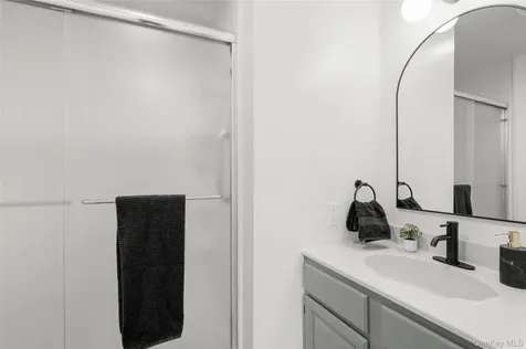 16 Tulip Tree Lane Mamaroneck NY 10543