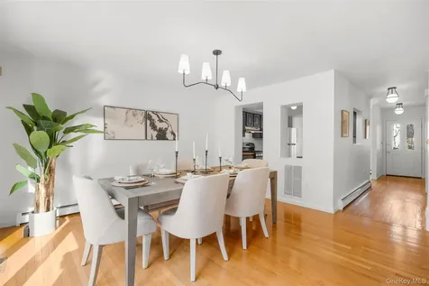 16 Tulip Tree Lane Mamaroneck NY 10543