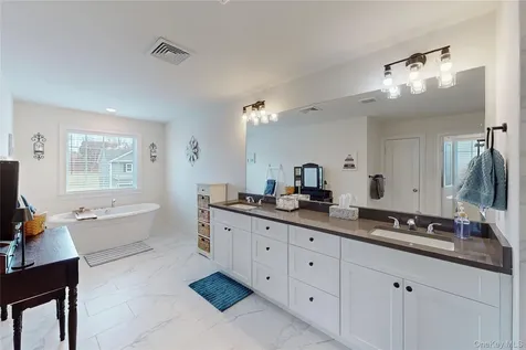 77 Kensington Lane Poughkeepsie NY 12603
