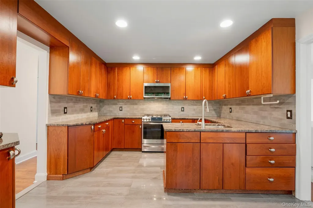 6 Trails End Rye NY 10580