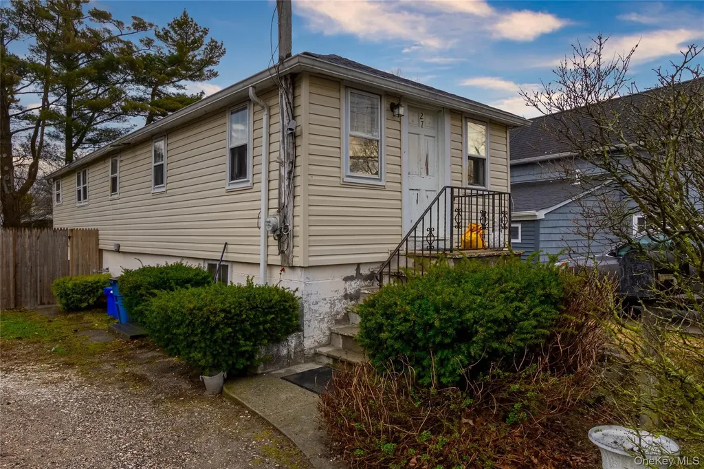 27 Pearsall Place Babylon NY 11702