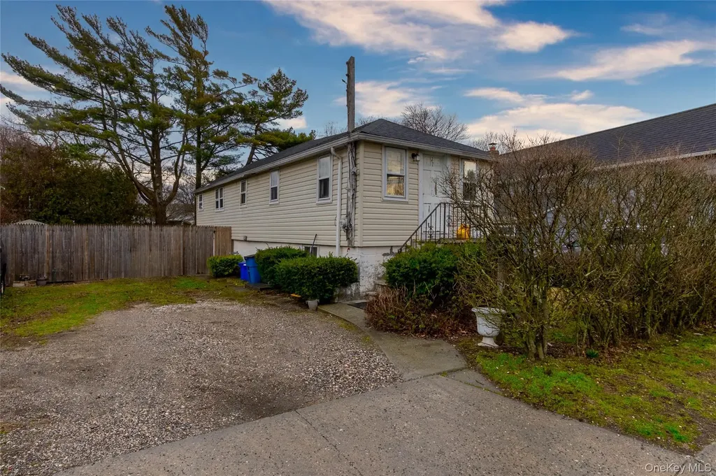 27 Pearsall Place Babylon NY 11702