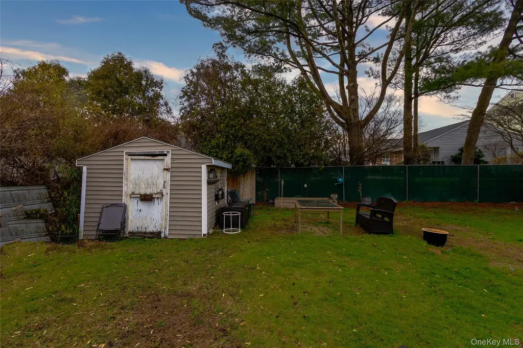 27 Pearsall Place Babylon NY 11702