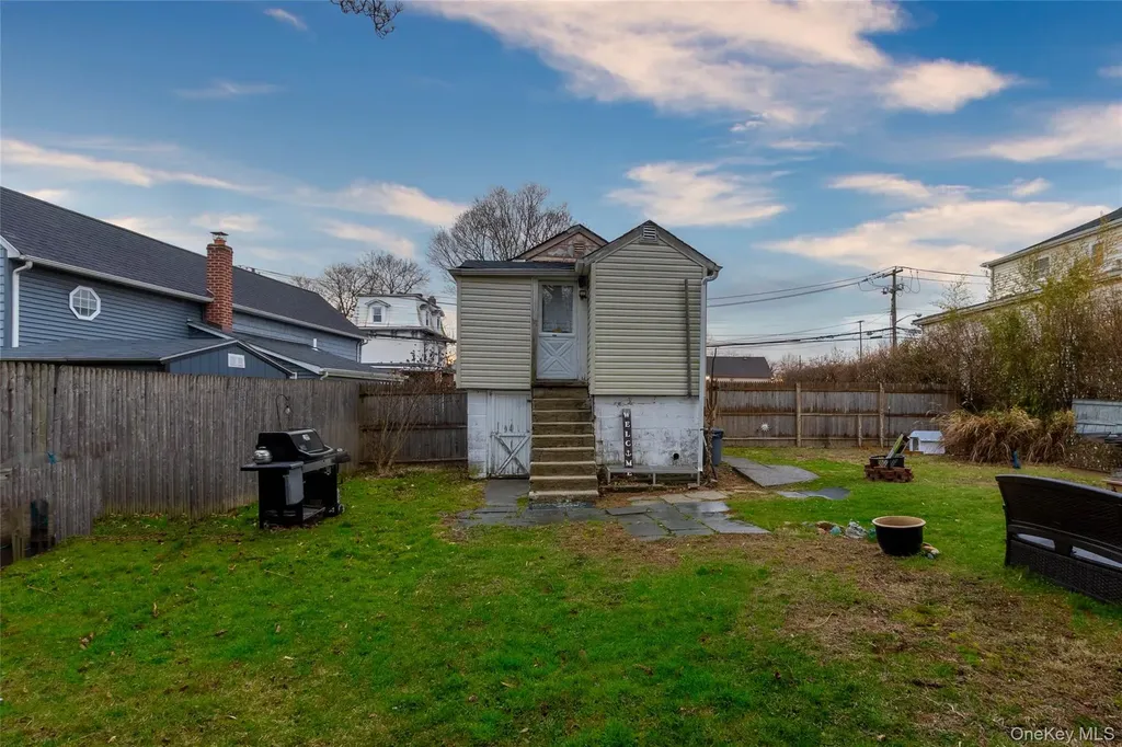 27 Pearsall Place Babylon NY 11702