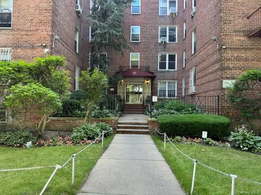 221 Mcdonald Brooklyn NY 11218