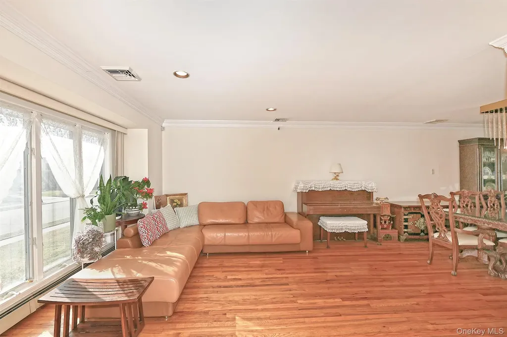 12 Oak Drive Plainview NY 11803