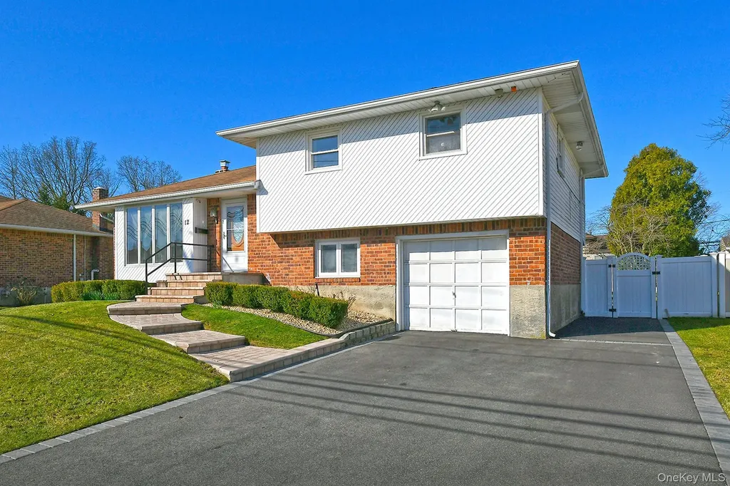 12 Oak Drive Plainview NY 11803