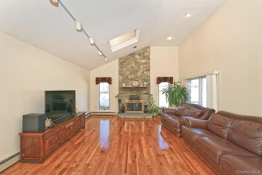 12 Oak Drive Plainview NY 11803