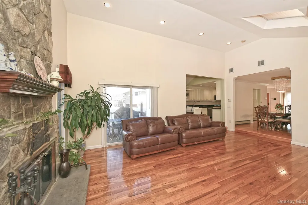 12 Oak Drive Plainview NY 11803