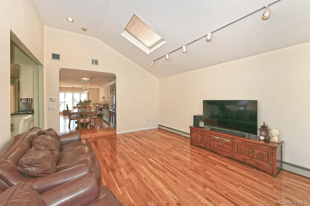 12 Oak Drive Plainview NY 11803