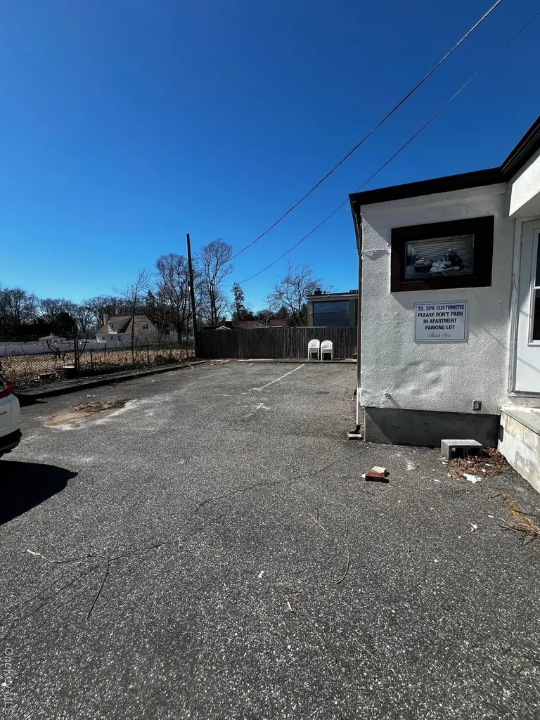 640 Sunrise West Babylon NY 11704