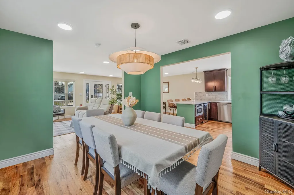 28 Vanderbilt Avenue Babylon NY 11702