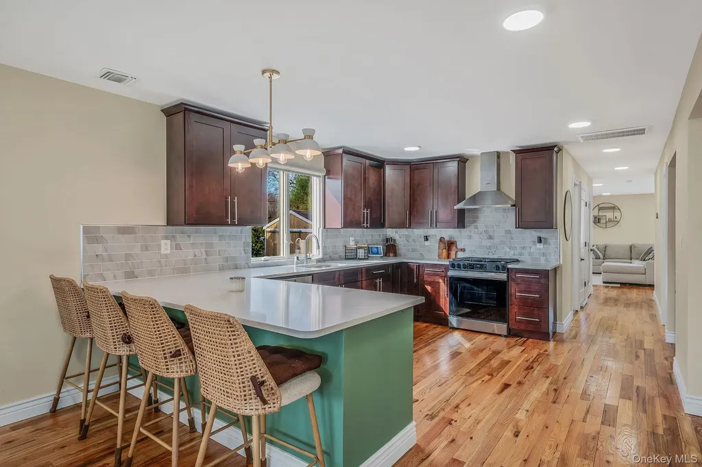 28 Vanderbilt Avenue Babylon NY 11702