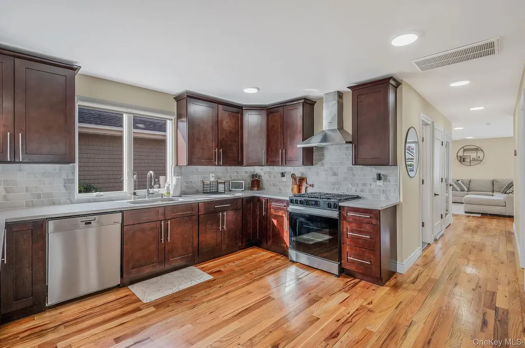 28 Vanderbilt Avenue Babylon NY 11702