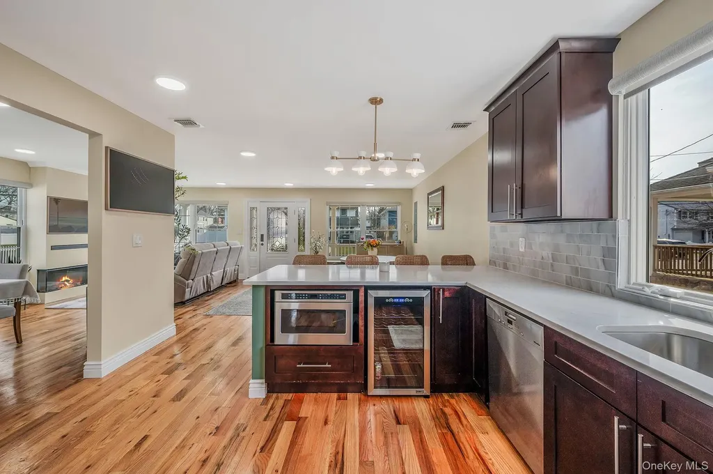 28 Vanderbilt Avenue Babylon NY 11702